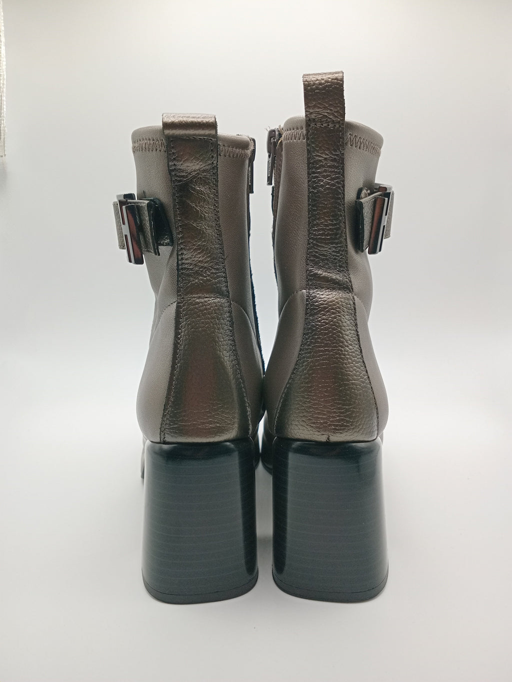 BOTA QUADRADA HISPANITAS PRATA ASFALTO CINZA ZIPER FIVELA H LOGO