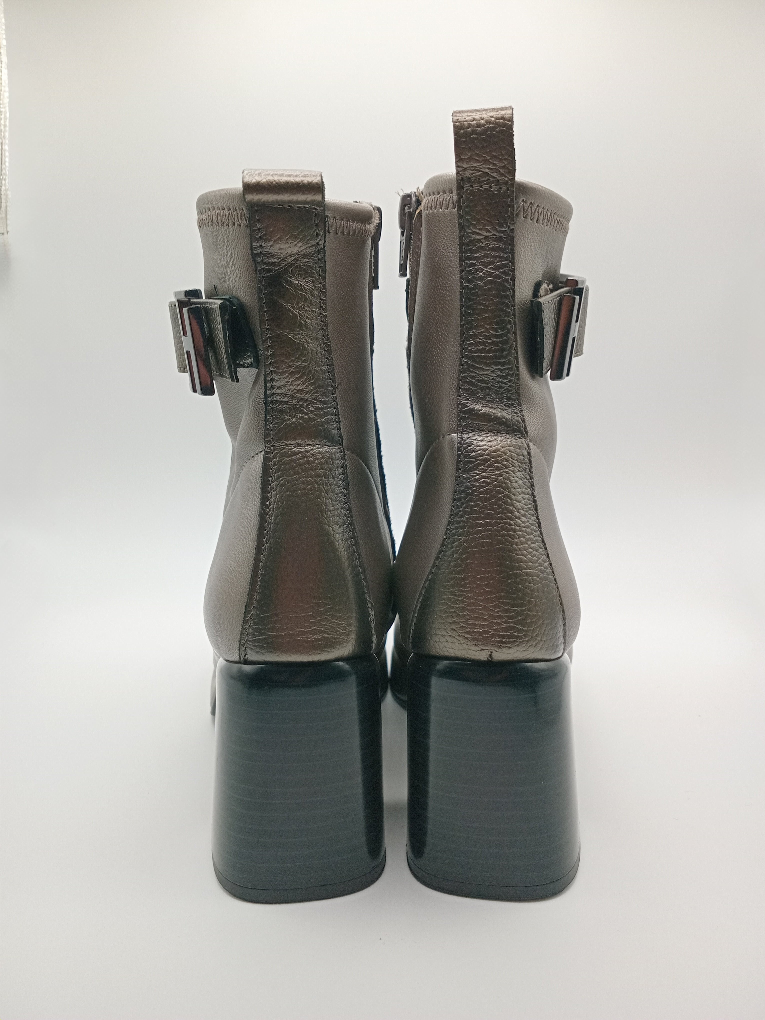 BOTA QUADRADA HISPANITAS PRATA ASFALTO CINZA ZIPER FIVELA H LOGO