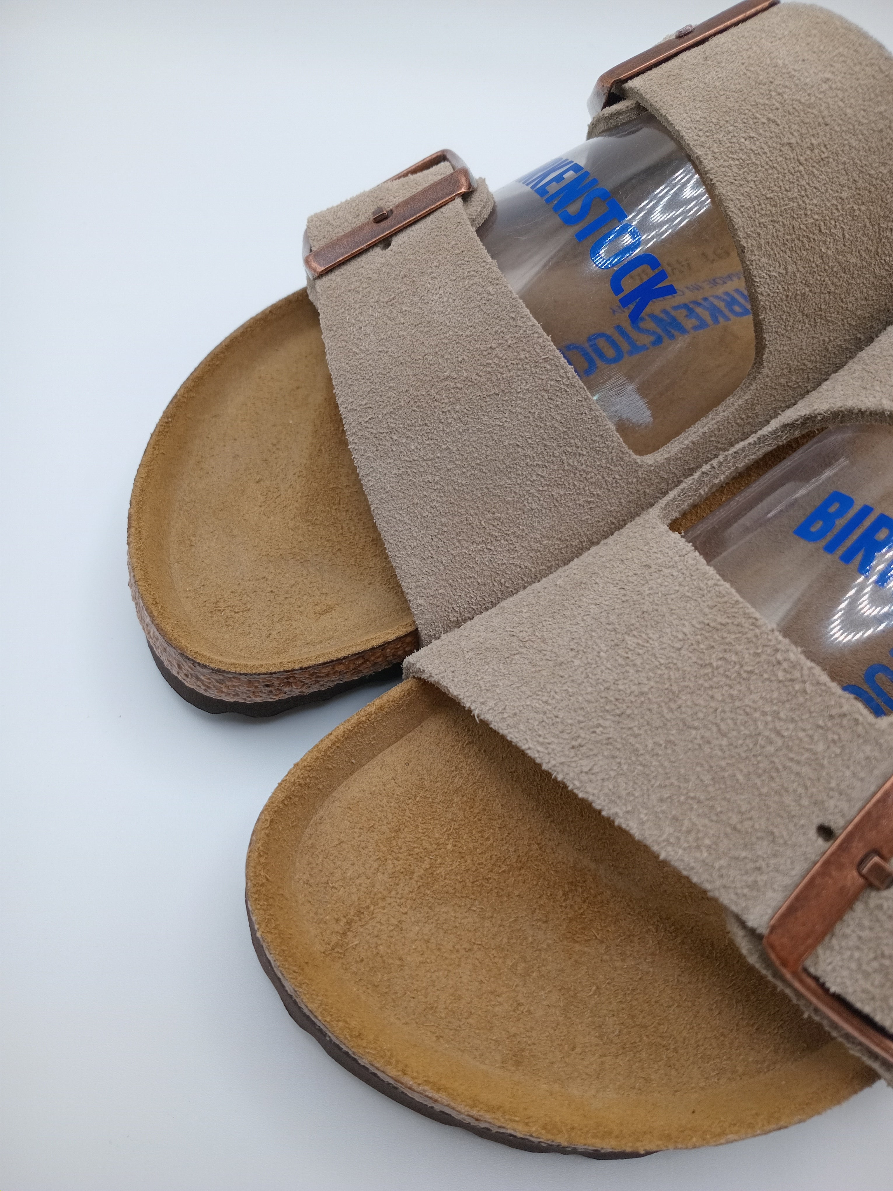 SANDÁLIA ARIZONA BS BIRKENSTOCK TAUPE FIVELA COBRE COURO BEGE