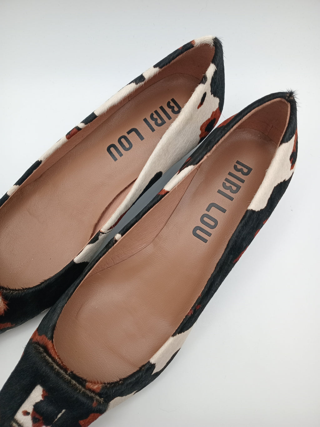 SABRINA SALTO BIBI LOU VACA CASTANHO ESCURO PRETO BRANCO COURO BICUDO APLICAÇÃO FIVELA ANIMAL PRINT