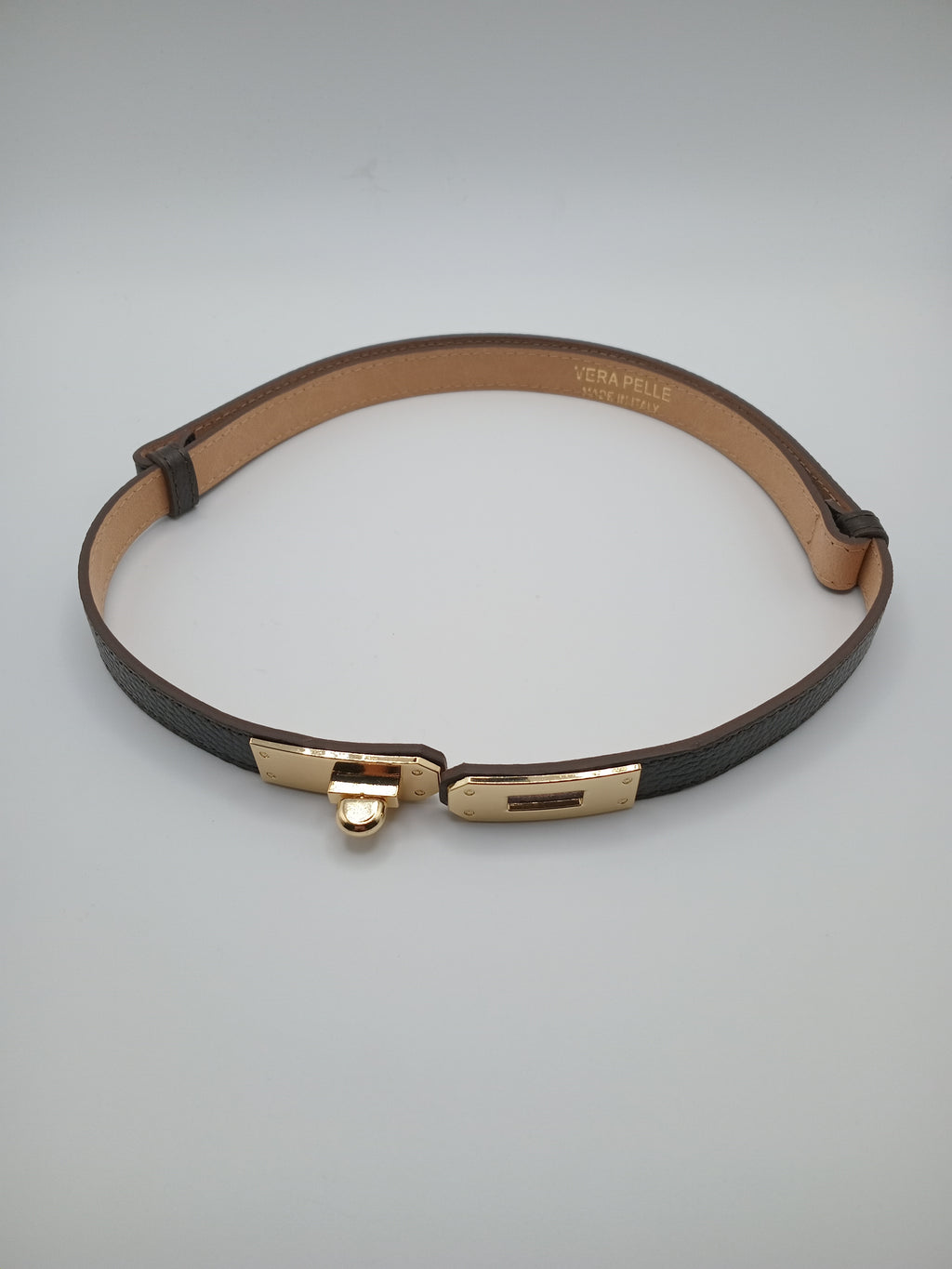 Cinto Vera Pelle Feminino Fino em Pele, Correia castanho escuro Ajustável com Fivela Dourada Elegante, Acessório de Moda de Luxo para Vestido e Calças