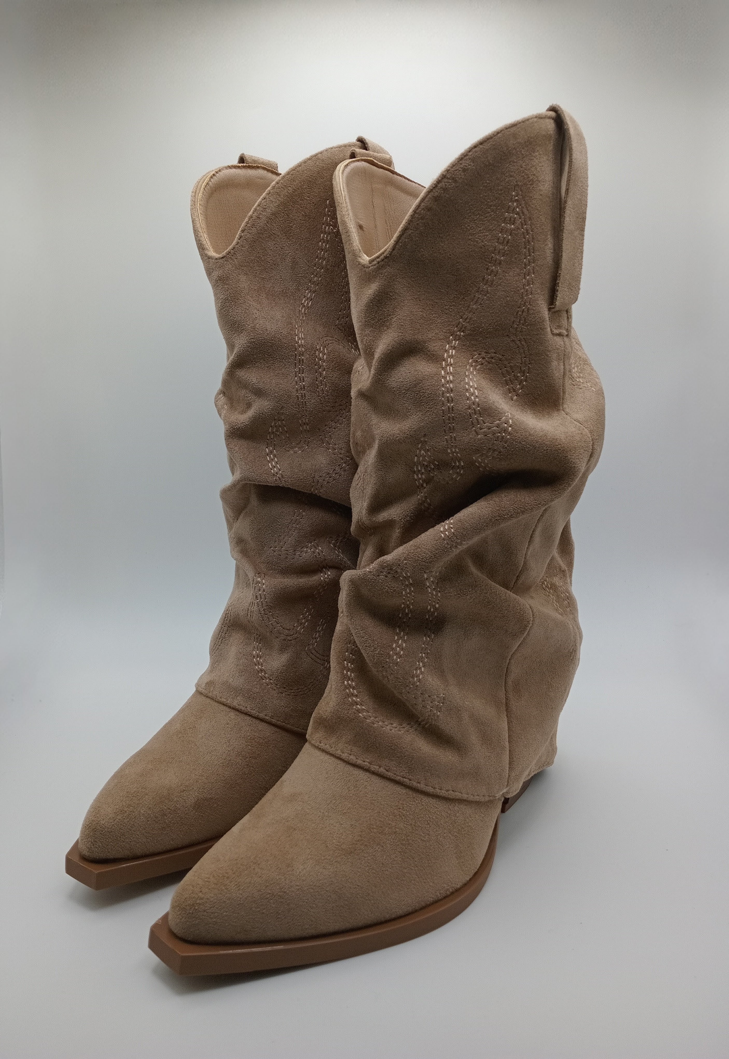 BOTA WESTERN IDEAL SHOES BEGE CASTANHO CLARO CAMURÇA BORDADO BICUDO ZIPER