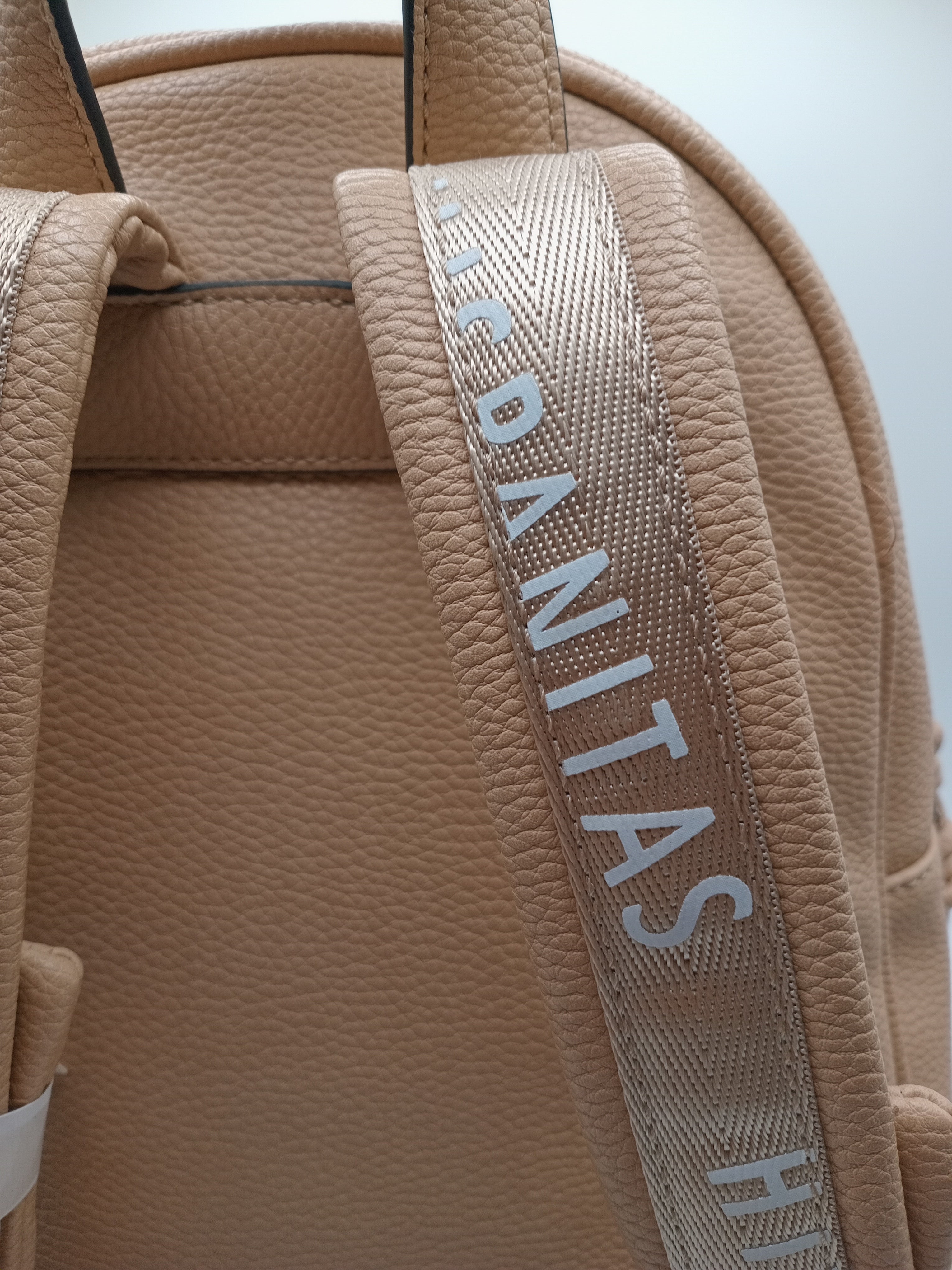 MOCHILA HISPANITAS CASTANHO DETALHES EM PRETO E VERDE TECIDO ECO PELE BOLSO FRONTAL ALCA AJUSTÁVEL MALA