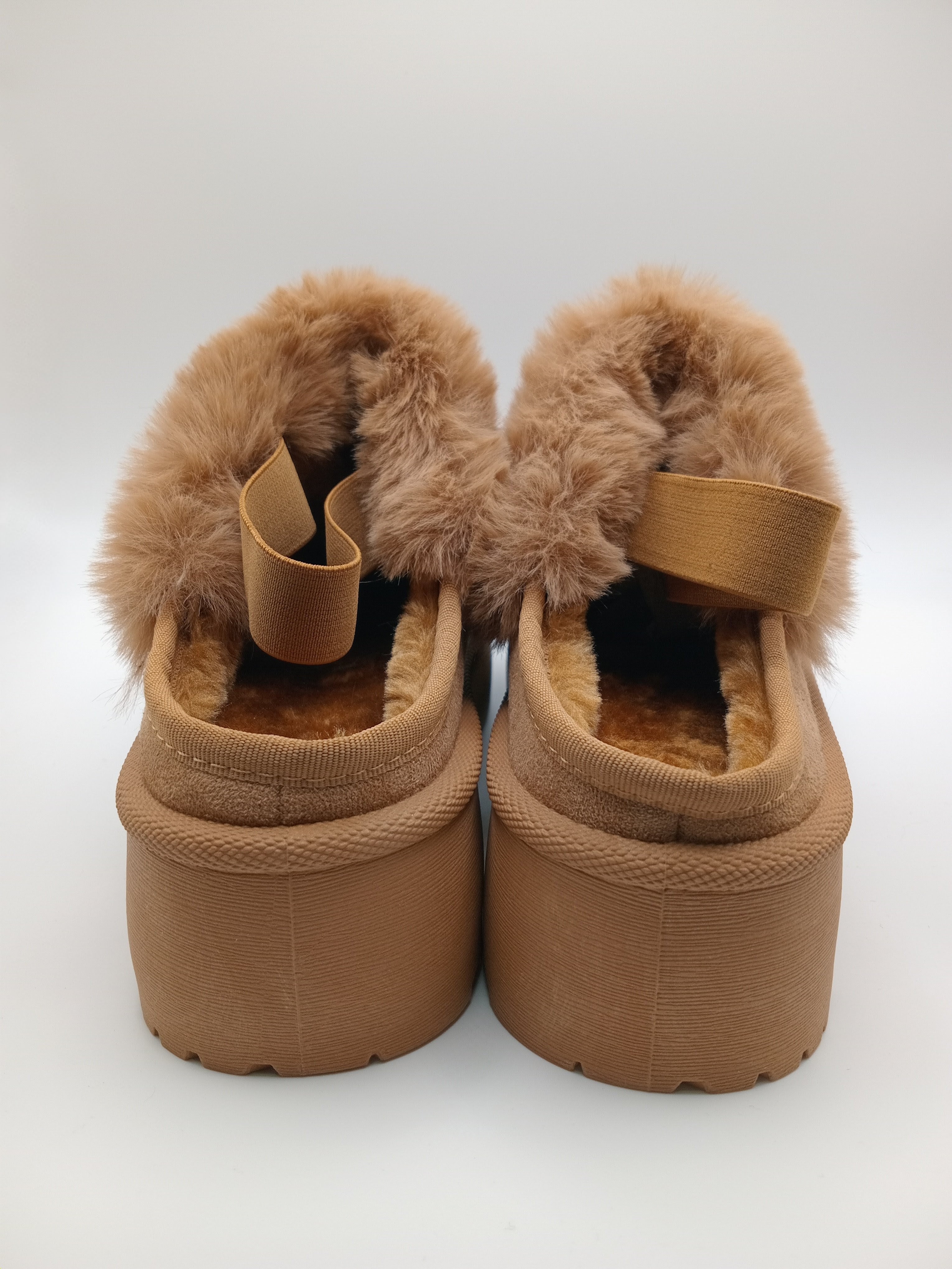 SOCAS PANTUFAS MACADI CASTANHO PELOS CAMURÇA TIRAS