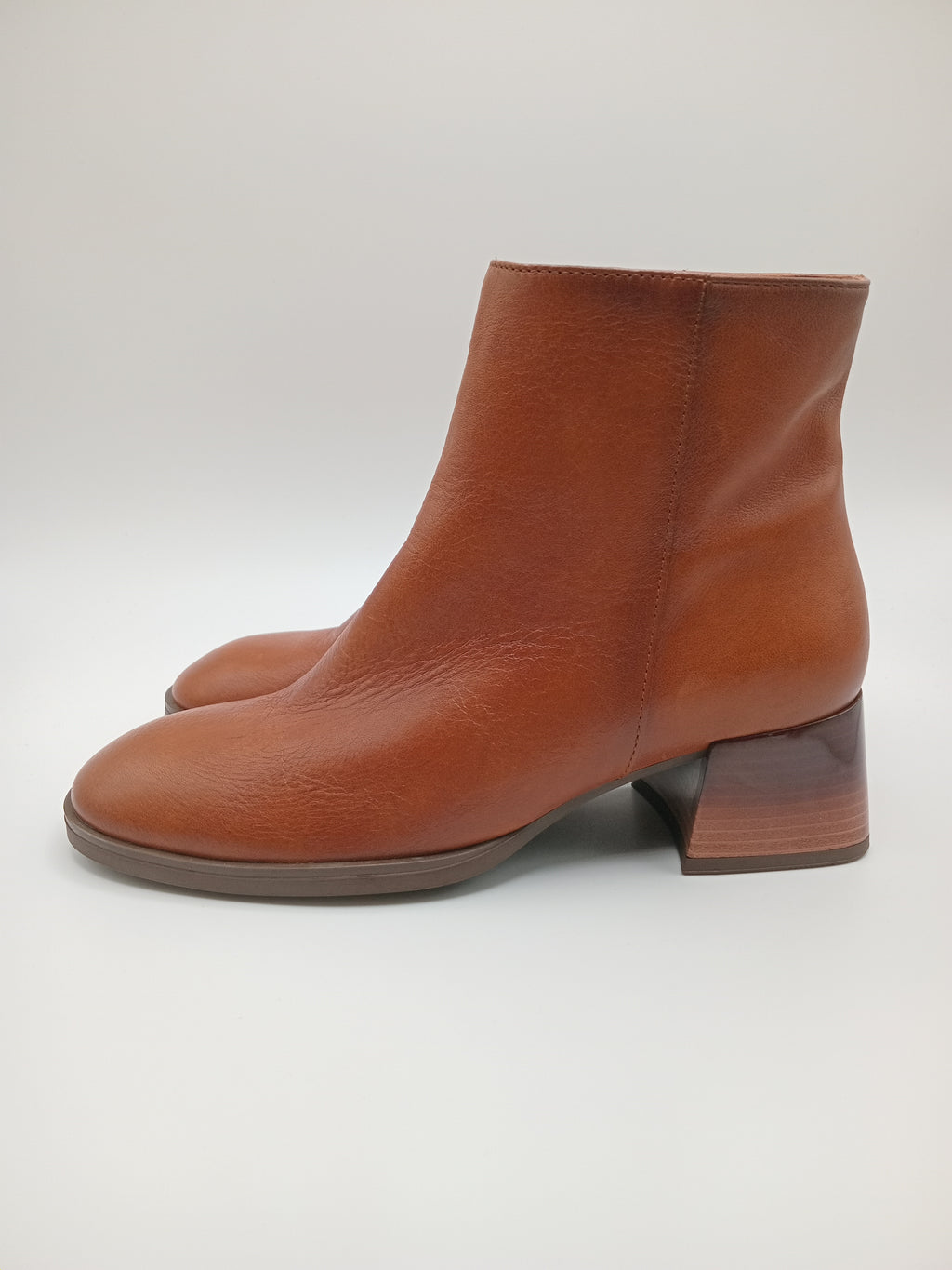 BOTA TEXANA HISPANITAS CASTANHO COURO LISO VERNIZ ZIPER BOTIM