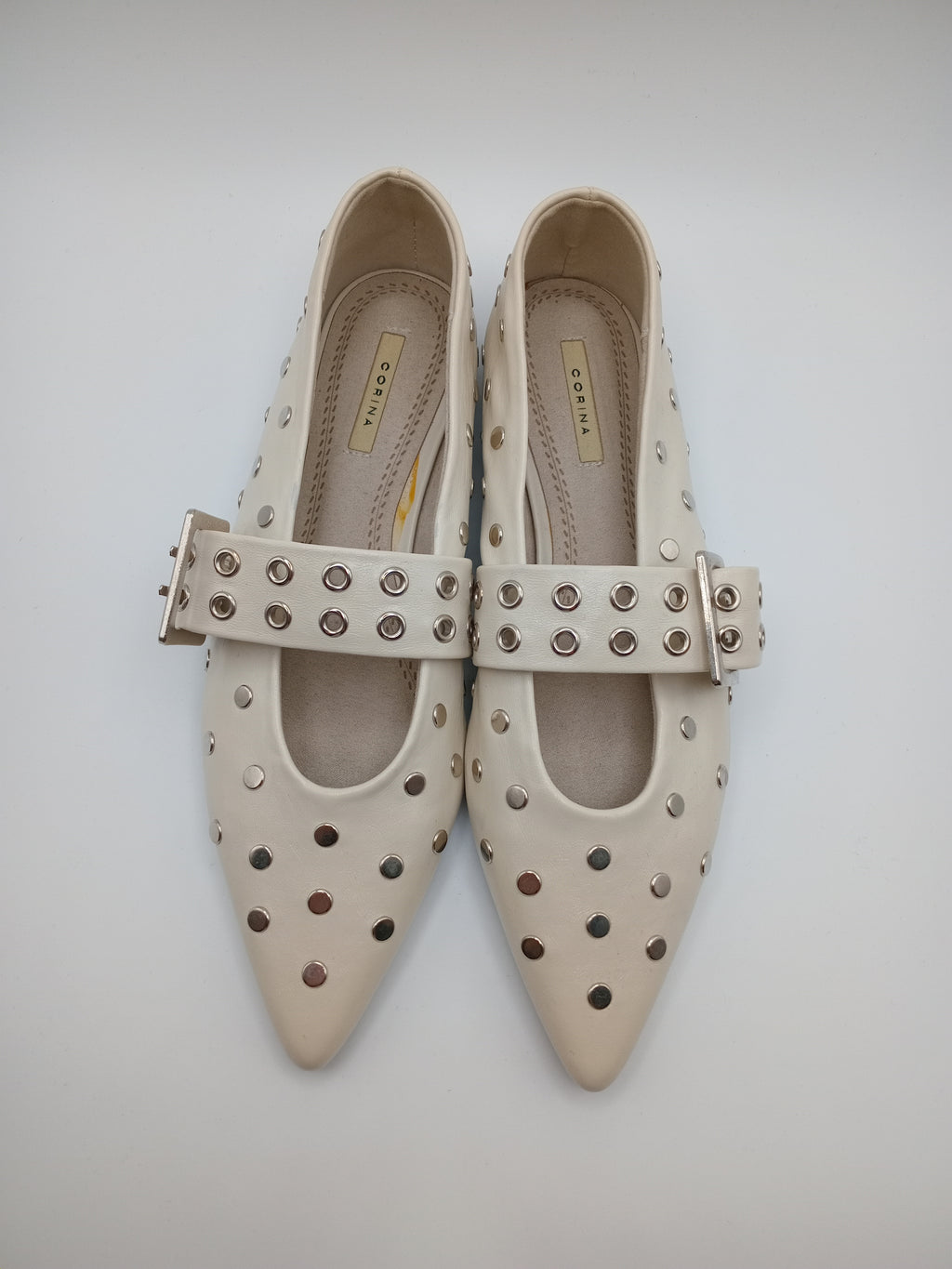 Sapatos Mary Jane Corina Bege Creme com Tachas e Fivela; Sabrinas de Ponta Fina Elegantes para Senhora.