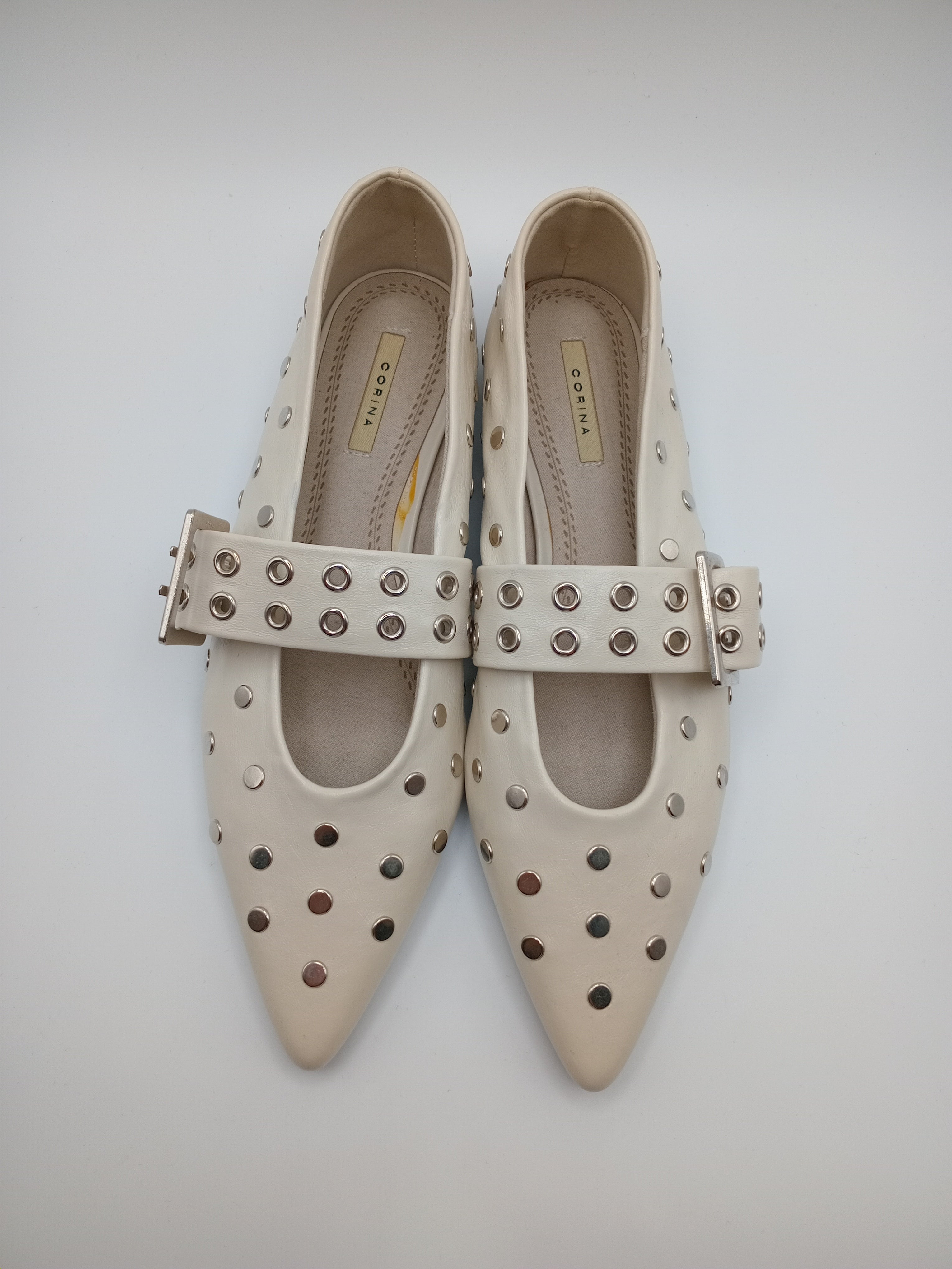 Sapatos Mary Jane Corina Bege Creme com Tachas e Fivela; Sabrinas de Ponta Fina Elegantes para Senhora.