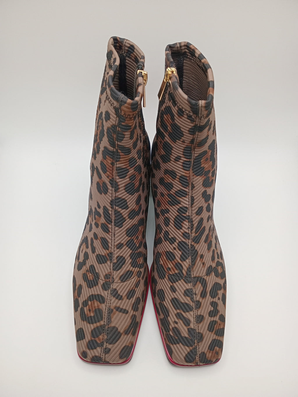 BOTA QUADRADA GIOSEPPO ONÇA ANIMAL PRINT TECIDO CANELADO DETALHES EM VERMELHO