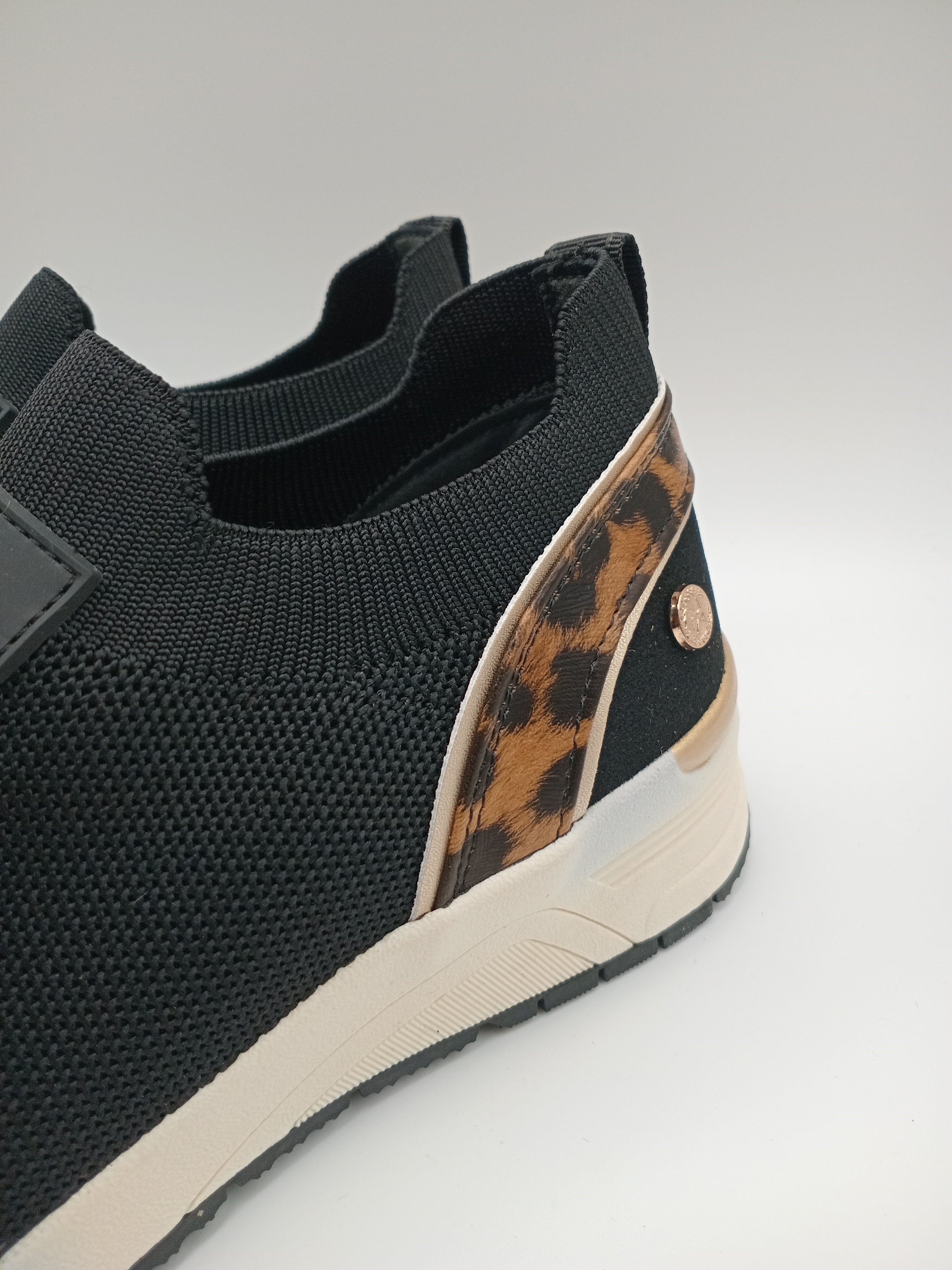 TÊNIS XTI PRETO LEOPARDO ANIMAL PRINT TECIDO SEM ATACADORES PLATAFORMA