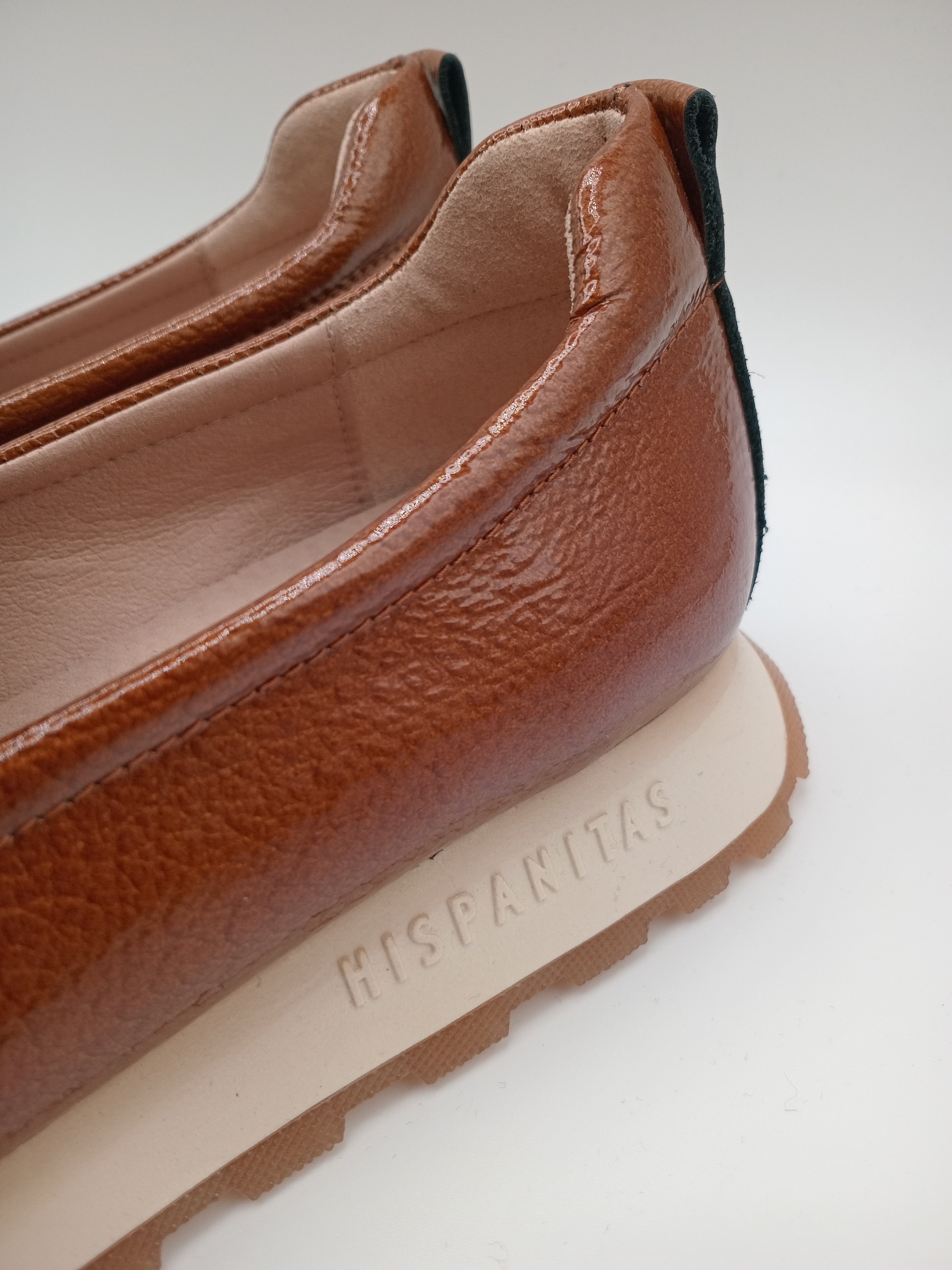 MOCASSIM PLATAFORMA HISPANITAS CASTANHO COURO FIVELA DOURADA TRATORADO