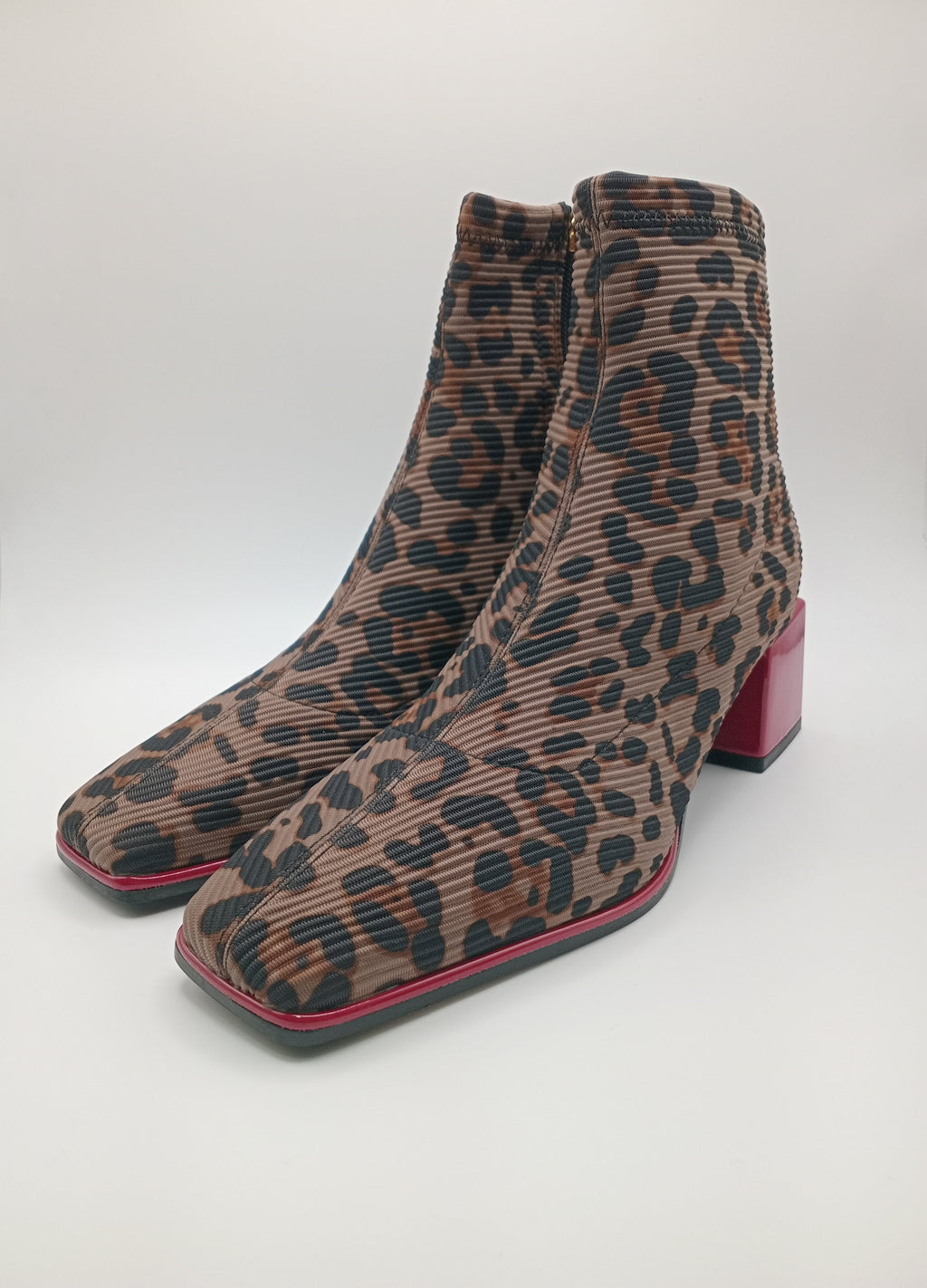 BOTA QUADRADA GIOSEPPO ONÇA ANIMAL PRINT TECIDO CANELADO DETALHES EM VERMELHO