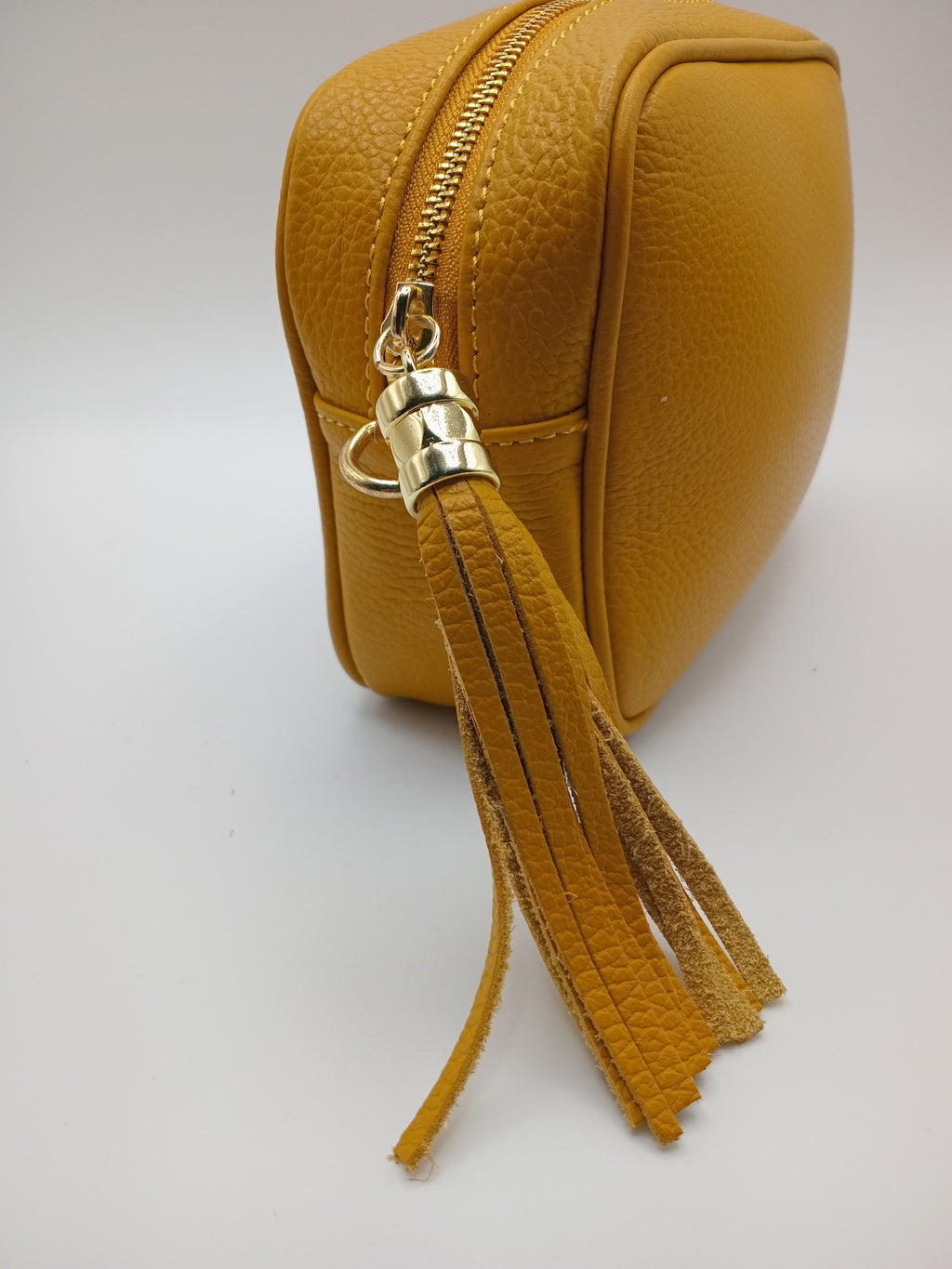 Mala de ombro, mala tiracolo, mala de mão italiana, amarelo mostarda, pele sintética, fecho de correr, alça ajustável removível, detalhe de franja contas douradas, compacta elegante