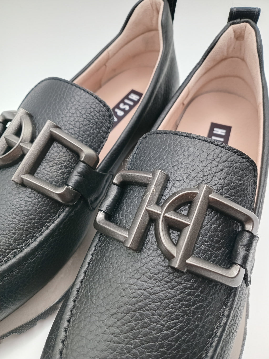 MOCASSIM PLATAFORMA HISPANITAS PRETO ASFALTO COURO FIVELA CINZA FOSCO TRATORADO